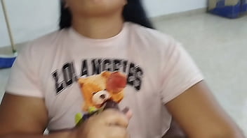 Pov chica de culo gordo chupa la polla del viejo de su padrastro hasta tragarse el semen