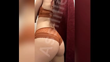 Voilà la seule vidéo que j’ai en lingerie marron
