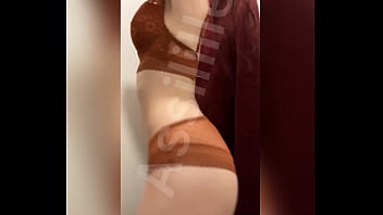 Voilà la seule vidéo que j’ai en lingerie marron