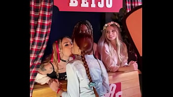 A barraca do beijo mais gostosa que vc já viu será que merece um rt