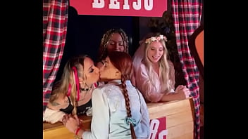 A barraca do beijo mais gostosa que vc já viu será que merece um rt