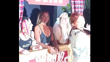 A barraca do beijo mais gostosa que vc já viu será que merece um rt