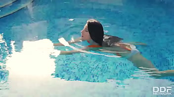 Hot horny and solo babe's outdoor finger fuck