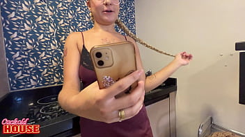 Essa gata safada trai o marido corno pelo celular e na própria casa