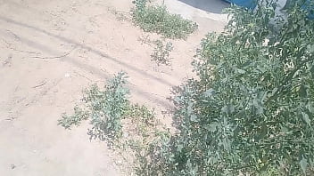 Puta empleada se exhibe y el jardinero termina por follarle el coño y llenarle coño de semen