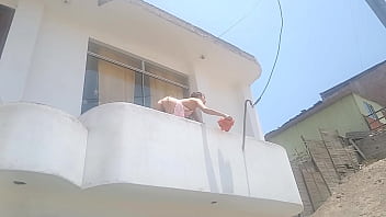 Puta empleada se exhibe y el jardinero termina por follarle el coño y llenarle coño de semen