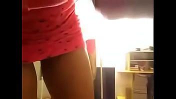 Novinha dançando sem calcinha mostrando tudo