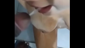 Ela pediu para ser mijada e o chefe não perdoou a garganta dela