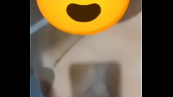 Ela pediu para ser mijada e o chefe não perdoou a garganta dela