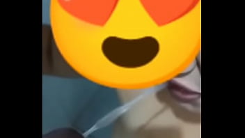 Ela pediu para ser mijada e o chefe não perdoou a garganta dela