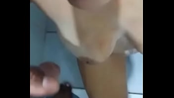 Ela pediu para ser mijada e o chefe não perdoou a garganta dela