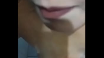 Ela pediu para ser mijada e o chefe não perdoou a garganta dela