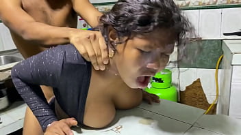 Llego a casa y madrastra esta sola y le follo el coño