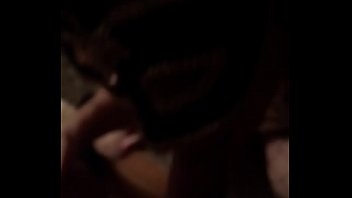 Milf perra with mask sucking the cock