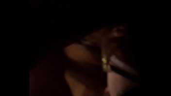 Milf perra with mask sucking the cock