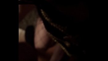 Milf perra with mask sucking the cock