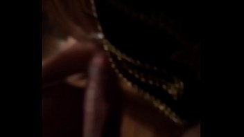 Milf perra with mask sucking the cock