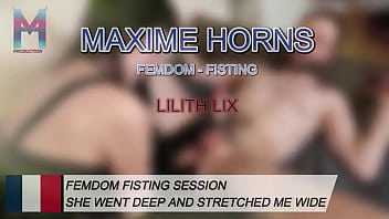 Elle m’a regardé droit dans les yeux pendant qu’elle m’ouvrait avec sa main lix sait exactement comment