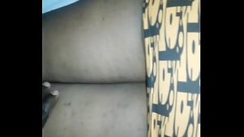 Mostrando lindo culito