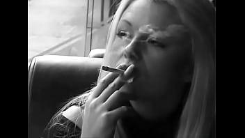 Blonde smokes all white 100s cigarettes