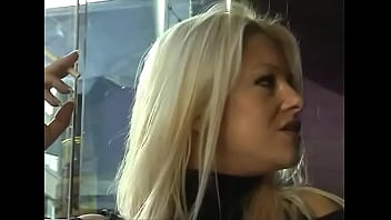 Blonde smokes all white 100s cigarettes