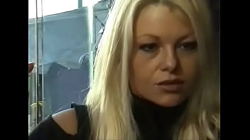 Blonde smokes all white 100s cigarettes