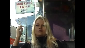 Blonde smokes all white 100s cigarettes