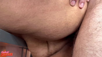 Casada novinha chama comadre para assistir os amigos do marido corno comendo ela