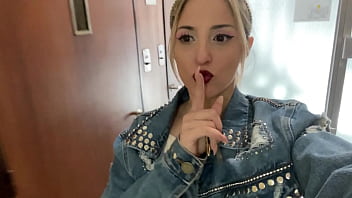 Voy a buscar a mi vecino para que me coja duro el culo y me lo llene de semen creampie anal