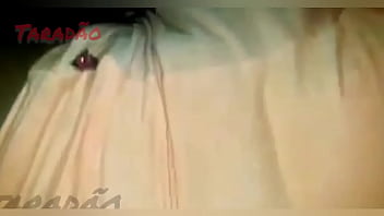 Preta gozando e tomando leite no cuzinho