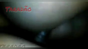 Preta gozando e tomando leite no cuzinho