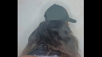 Elle bouge bien son cul pour vous