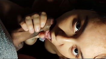 Morena safada pagando boquete