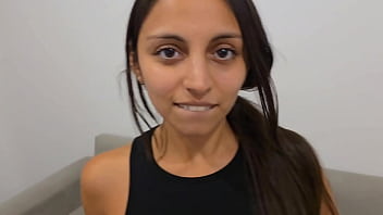 Hermanastro le da una sorpresa a su hermanastra durante la reunión familiar de pascua