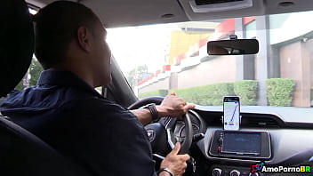 Pagando motorista de aplicativo com outra moeda