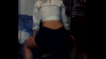 Pendeja culona baila sexy quiere pene