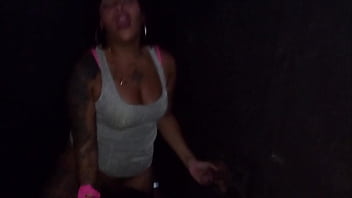 Corno filma safada fazendo putaria na cabine