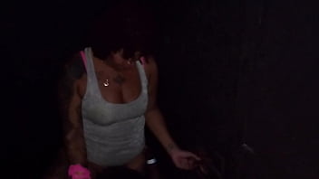 Corno filma safada fazendo putaria na cabine