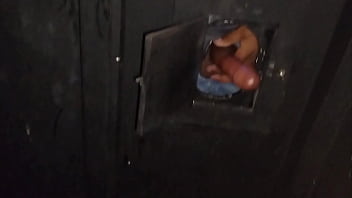 Corno filma safada fazendo putaria na cabine