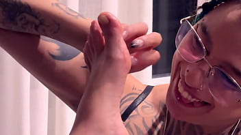 Come worship my perfect pretty toes and make me cum