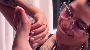 Come worship my perfect pretty toes and make me cum