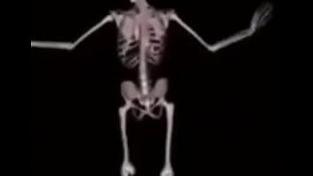 Mulher deliciosa da capa em ladrão com a buceta