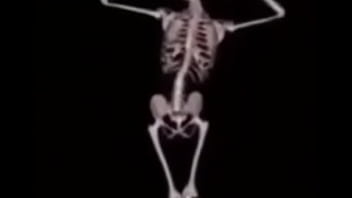 Mulher deliciosa da capa em ladrão com a buceta