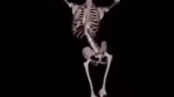 Mulher deliciosa da capa em ladrão com a buceta