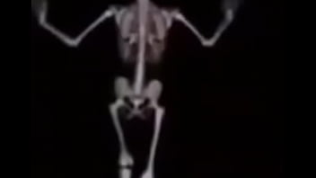 Mulher deliciosa da capa em ladrão com a buceta