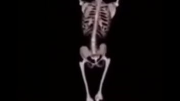 Mulher deliciosa da capa em ladrão com a buceta