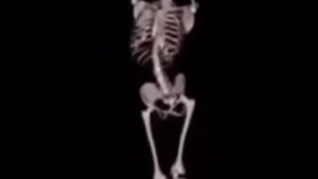 Mulher deliciosa da capa em ladrão com a buceta