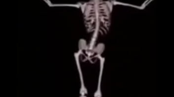 Mulher deliciosa da capa em ladrão com a buceta