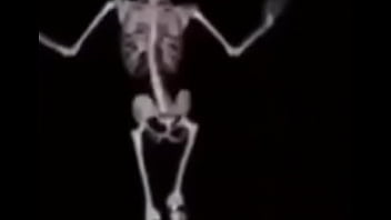 Mulher deliciosa da capa em ladrão com a buceta