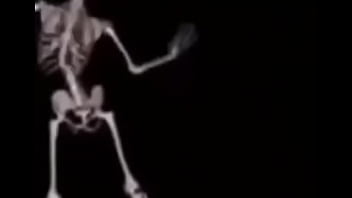 Mulher deliciosa da capa em ladrão com a buceta